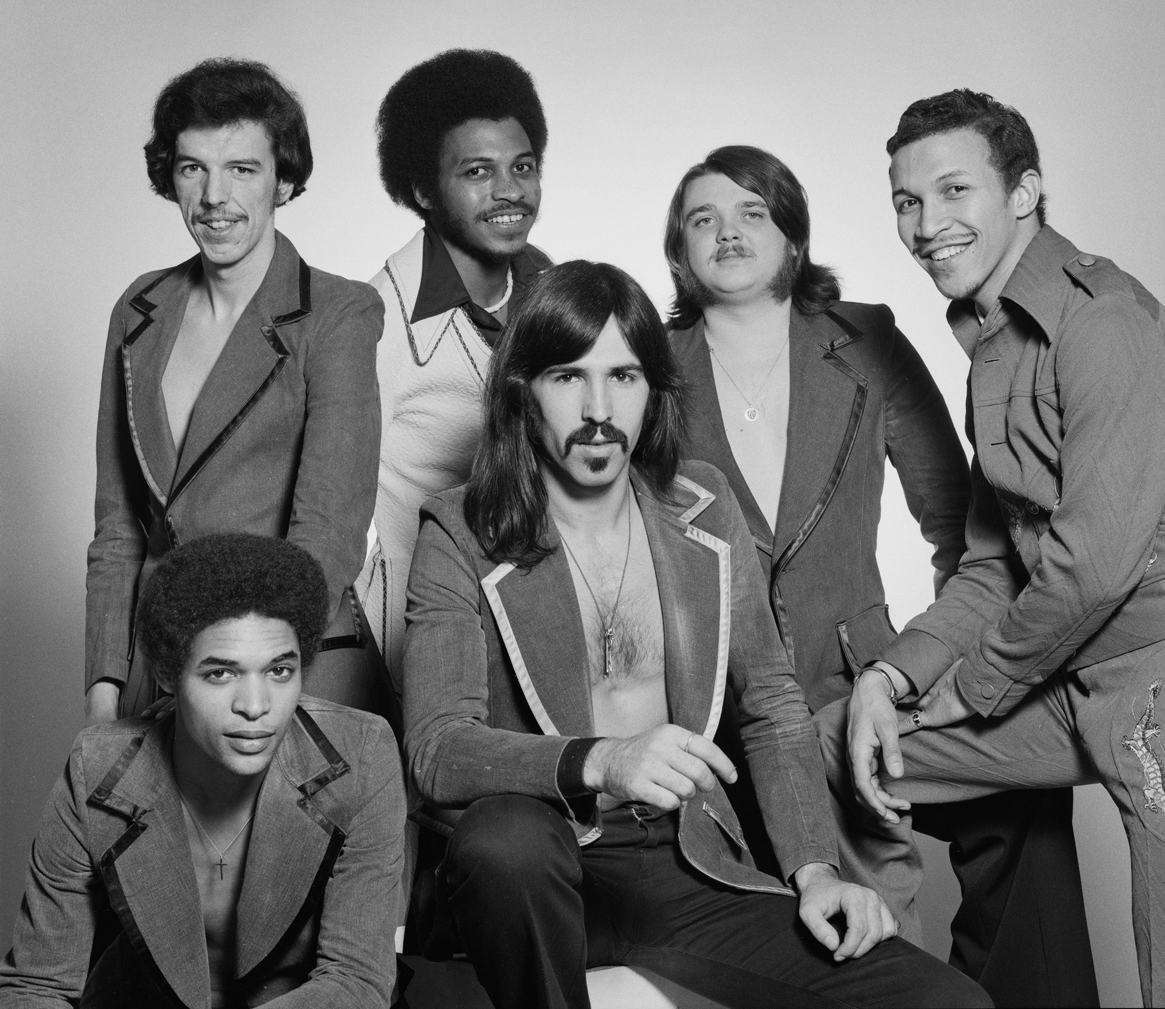 Heatwave, February 1976. Left to right: keyboardist Rod Temperton, guitarist Eric Johns (kneeling), singer Keith Wilder, bassist Mario Mantese, drummer Ernest 'Bilbo' Berger and singer Johnnie Wilder, Jr. Photo by Michael Putland, Getty Images.